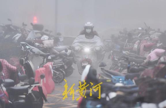 今晨济南大雾突袭，能见度不足50米，网友：腾云驾雾来上班，然后迷了路