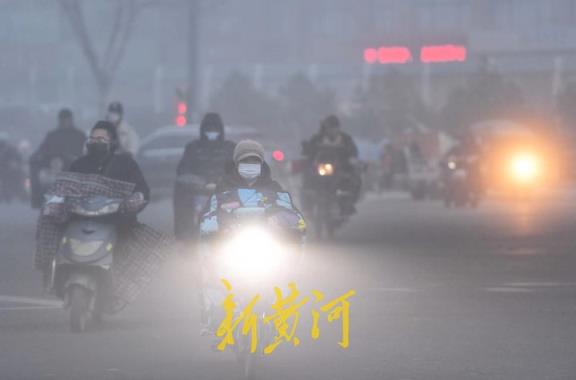 今晨济南大雾突袭，能见度不足50米，网友：腾云驾雾来上班，然后迷了路