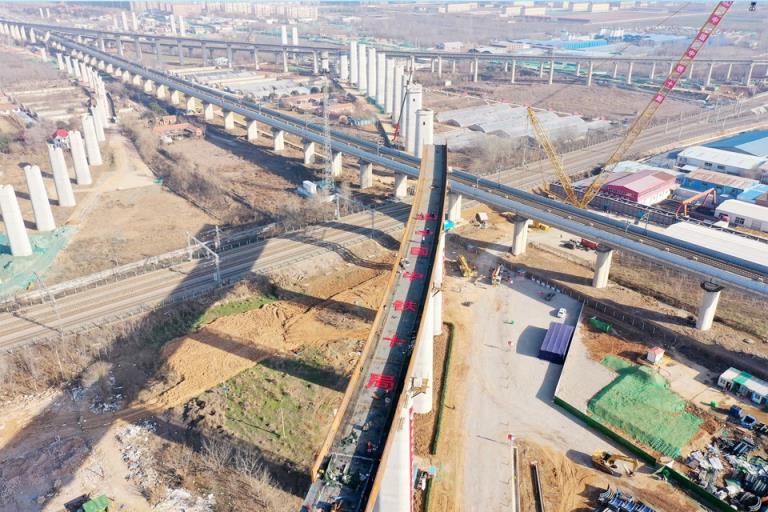 国内首次跨既有铁路导梁整体吊装完成 郑济高铁山东段成功上跨京沪高铁